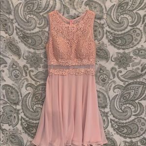 Flowy dress with middle mesh cut out